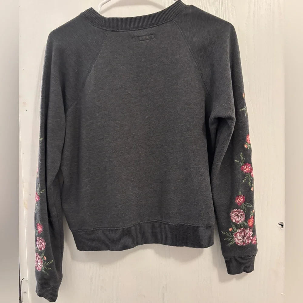 Aeropostale Gray Crewneck With Floral Embroidered Sleeves Womans Size Small - Picture 2 of 6